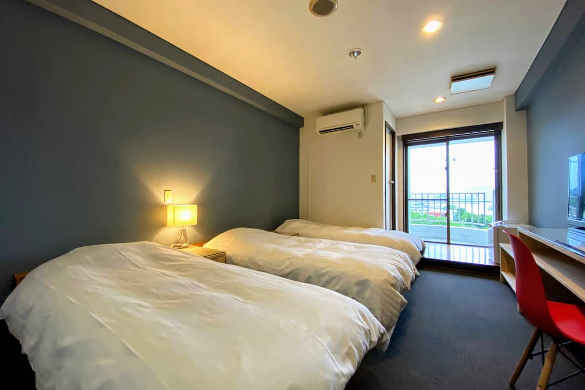 standard triple room | desk, free wifi, bed sheets
