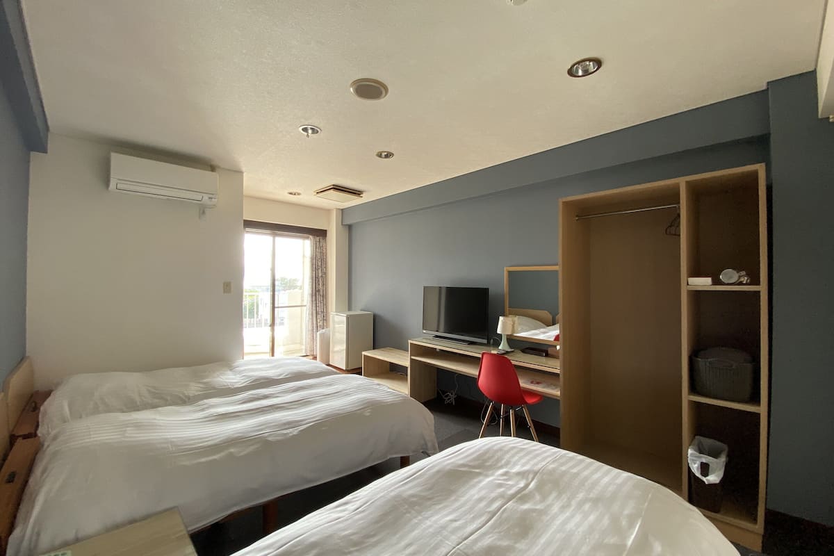 standard triple room | desk, free wifi, bed sheets