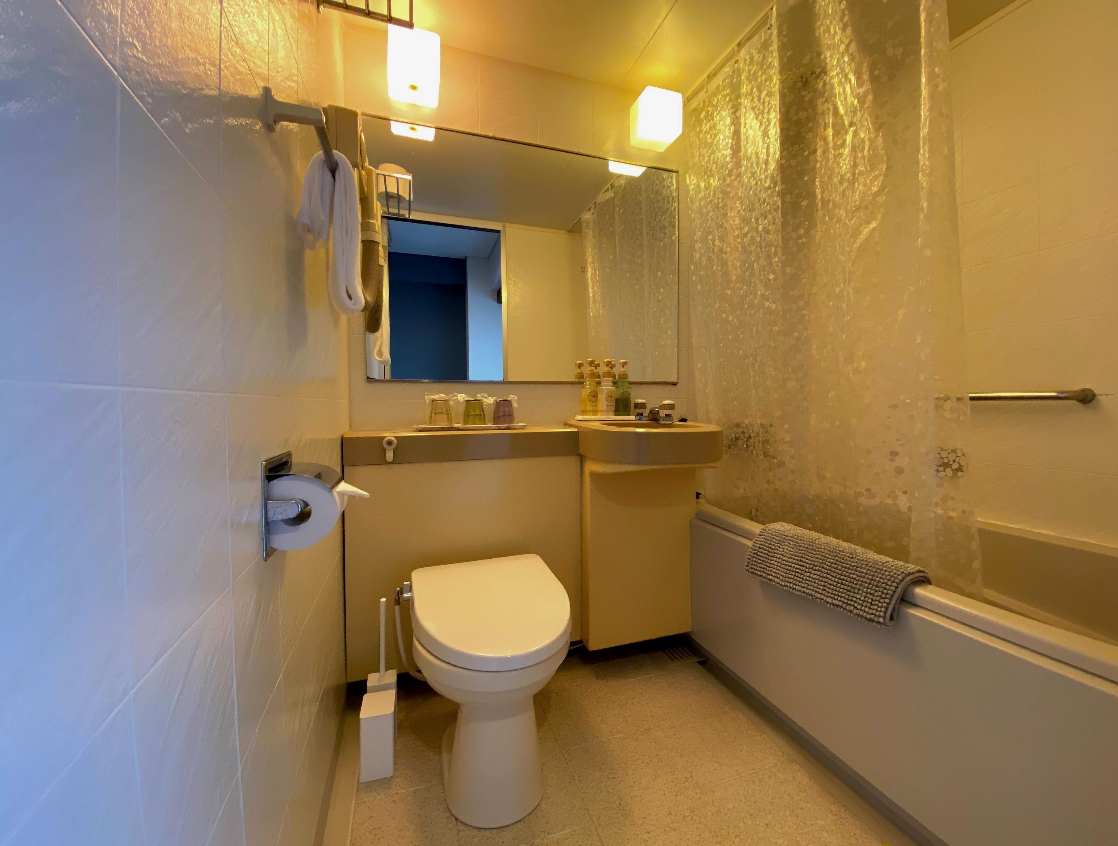 combined shower/bathtub, towels