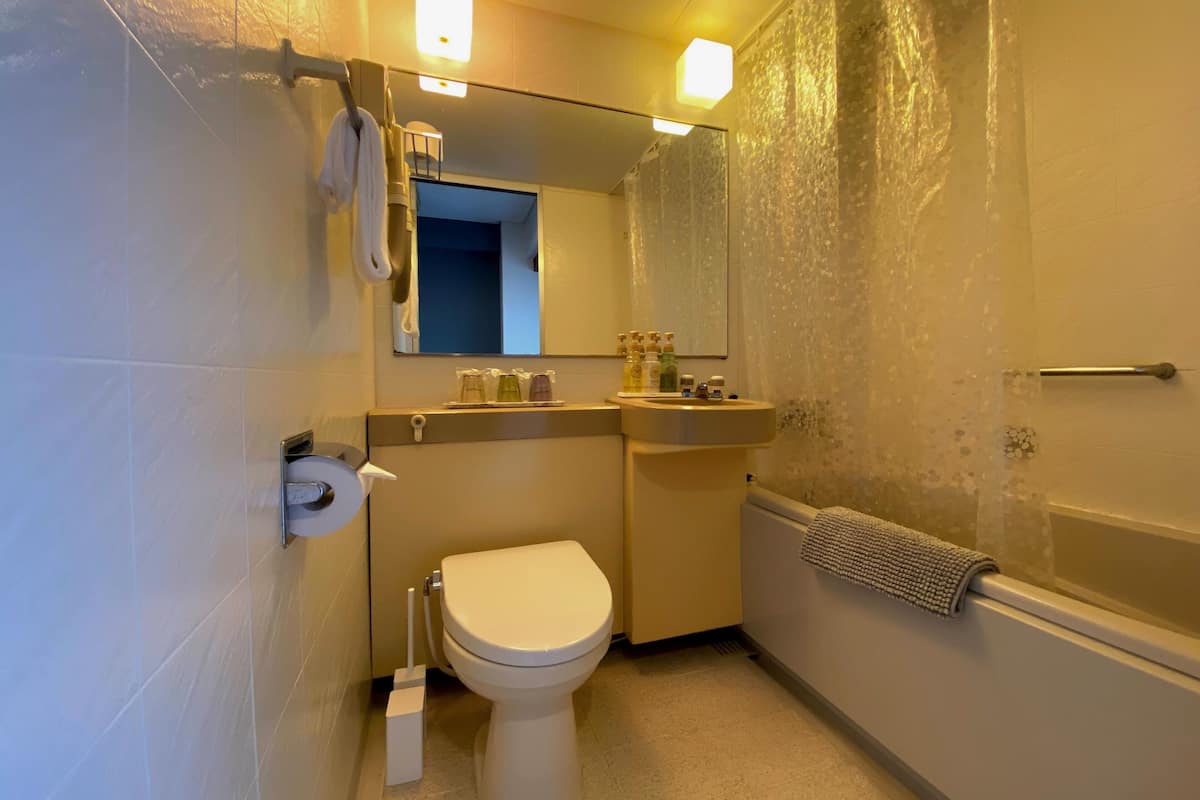 combined shower/bathtub, towels