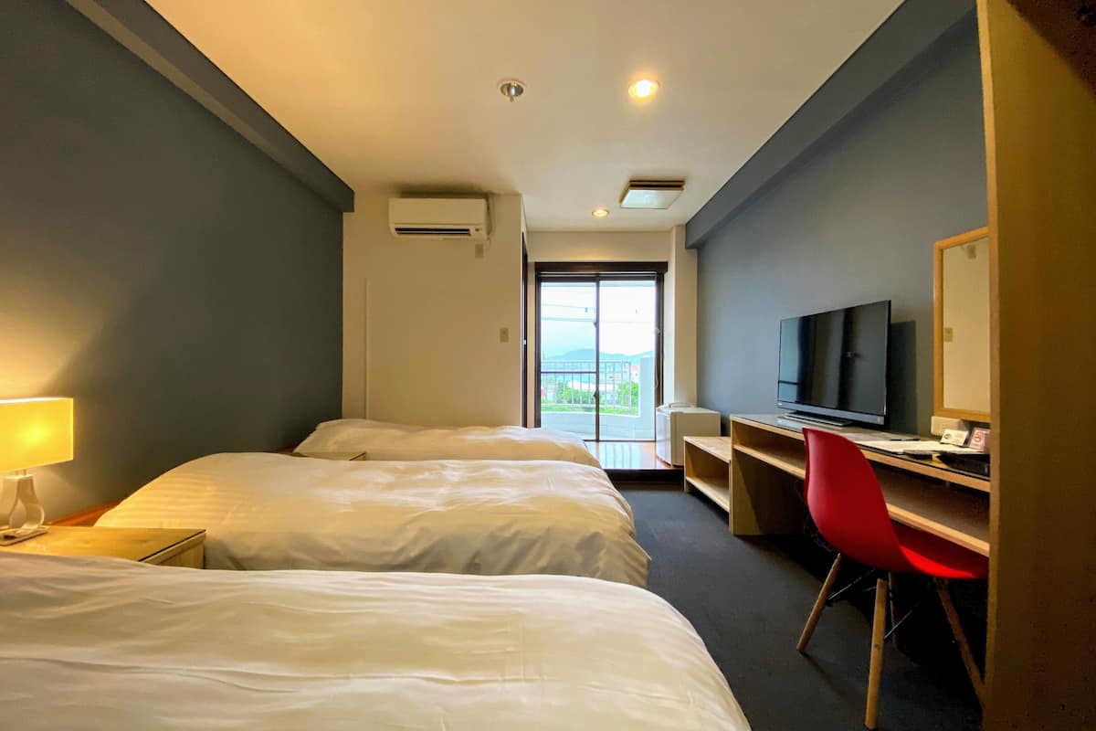 standard triple room | desk, free wifi, bed sheets
