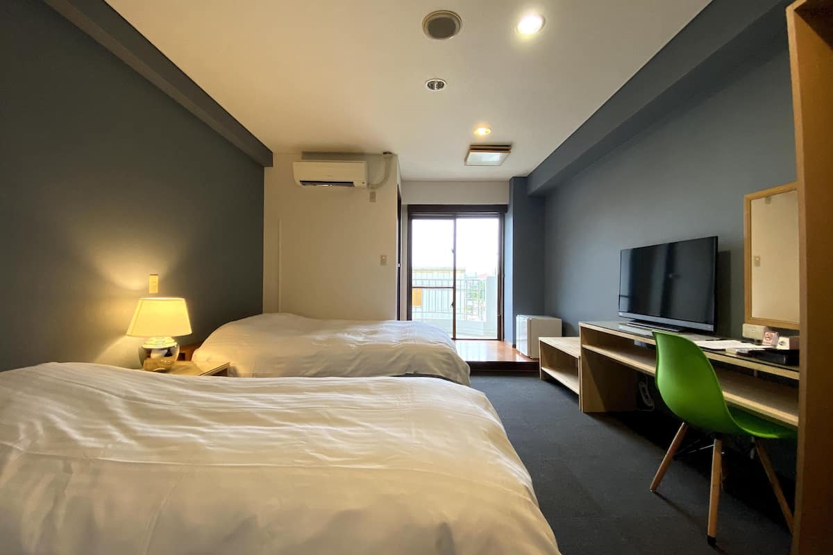 semi triple room | desk, free wifi, bed sheets