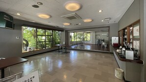 Un espacio interior amplio con ventanas grandes, una encimera con electrodomésticos y un suelo de baldosas impecable.