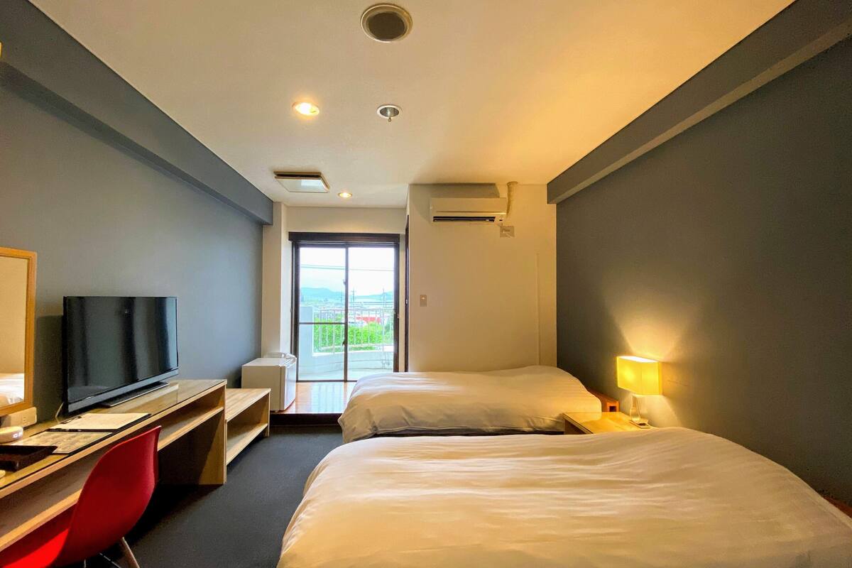 standard twin room | desk, free wifi, bed sheets