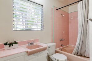 Haartrockner, Handtücher, Seife, Toilettenpapier