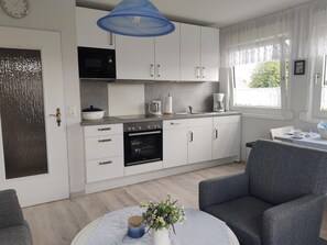 Kühlschrank, Mikrowelle, Ofen, Hochstuhl