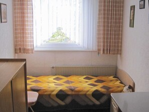 2 makuuhuonetta, vauvan matkasänky, vuodevaatteet