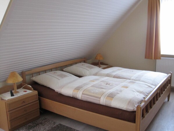 2 bedrooms, travel cot, bed sheets