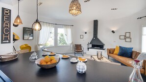 A modern kitchen with a central island, overhead pendant lights, and a built-in stove. - Sara 6 P.- modern, family friendly, with private pool and private tennis court! (Benissa)
