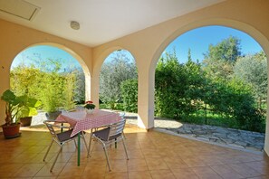 Outdoor dining - Apartment Umag Valica, near the beach, with swimming pool, fireplace, barbecue (Umag)