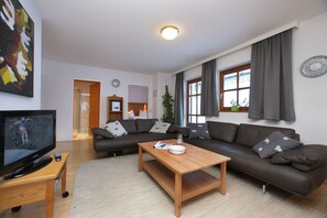 Apartment, 2 Schlafzimmer | Wohnbereich | 42-Zoll-Flachbildfernseher mit Kabelempfang, Fernseher