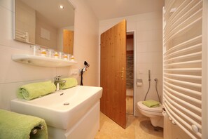 Bathrobes, towels, soap, toilet paper - Villa Agricola Kaprun (Kaprun)