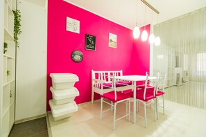 Appartement Élite | Cuisine privée | Réfrigérateur, four à micro-ondes, un four, surface de cuisson