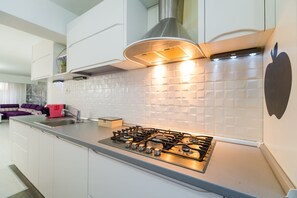 Apartamento Elite | Cocina privada | Frigorífico, microondas, horno y placa de cocina
