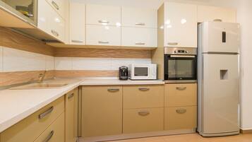 Comfort appartement | Privékeuken | Een koelkast, een microgolfoven, een koffiezetapparaat/waterkoker