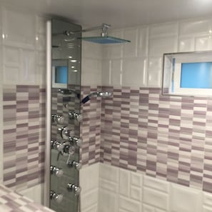 Douche, sĂšche-cheveux, serviettes fournies, savon