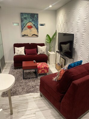 Smart TV - West Hollywood 1bed 1bath modern studio unit 115 p nt  30days min/ 60days max (West Hollywood)