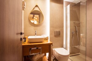 Evridiki Suite | Badezimmer | Dusche, Regendusche, kostenlose Toilettenartikel, Haartrockner