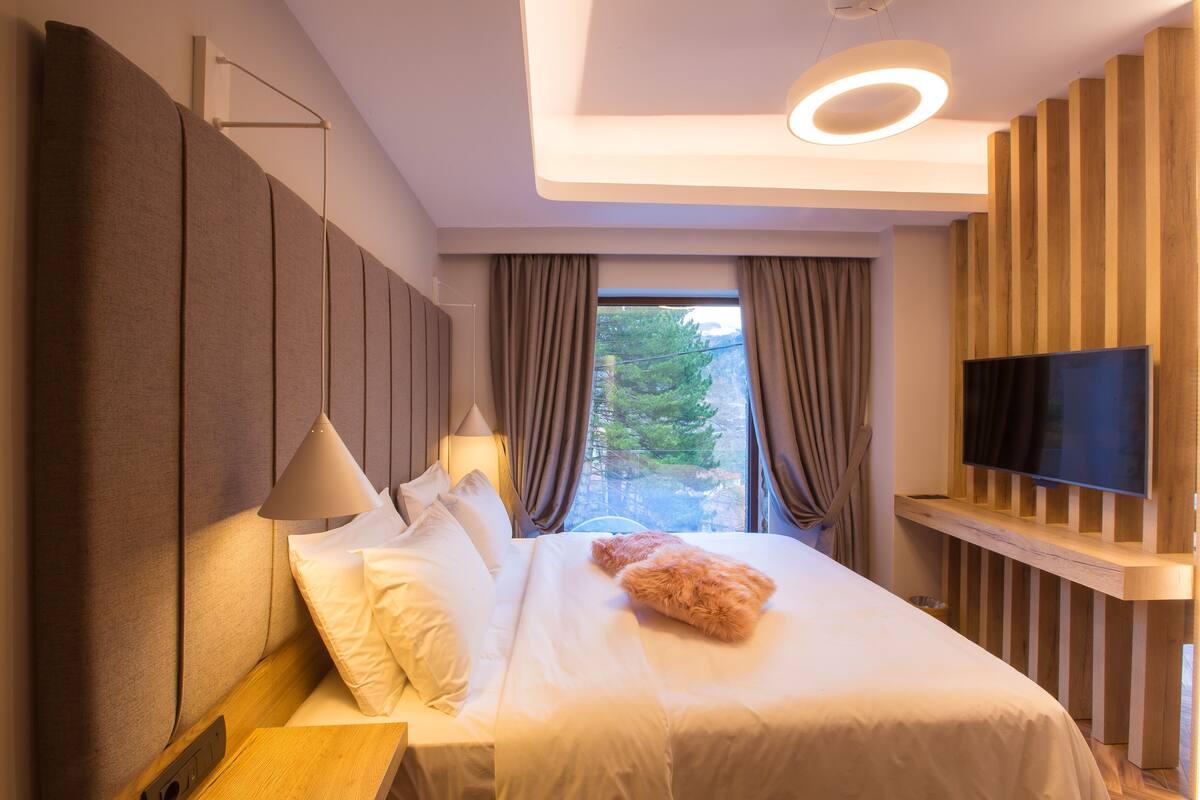 Kallisto Suite | 1 bedroom, Egyptian cotton sheets, premium bedding, Select Comfort beds