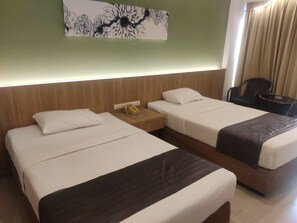 Deluxe Double or Twin Room | Peti besi dalam bilik, meja, ruang kerja komputer riba 