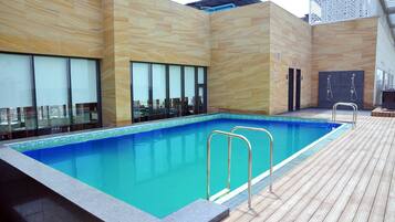 Piscine extérieure, maître nageur