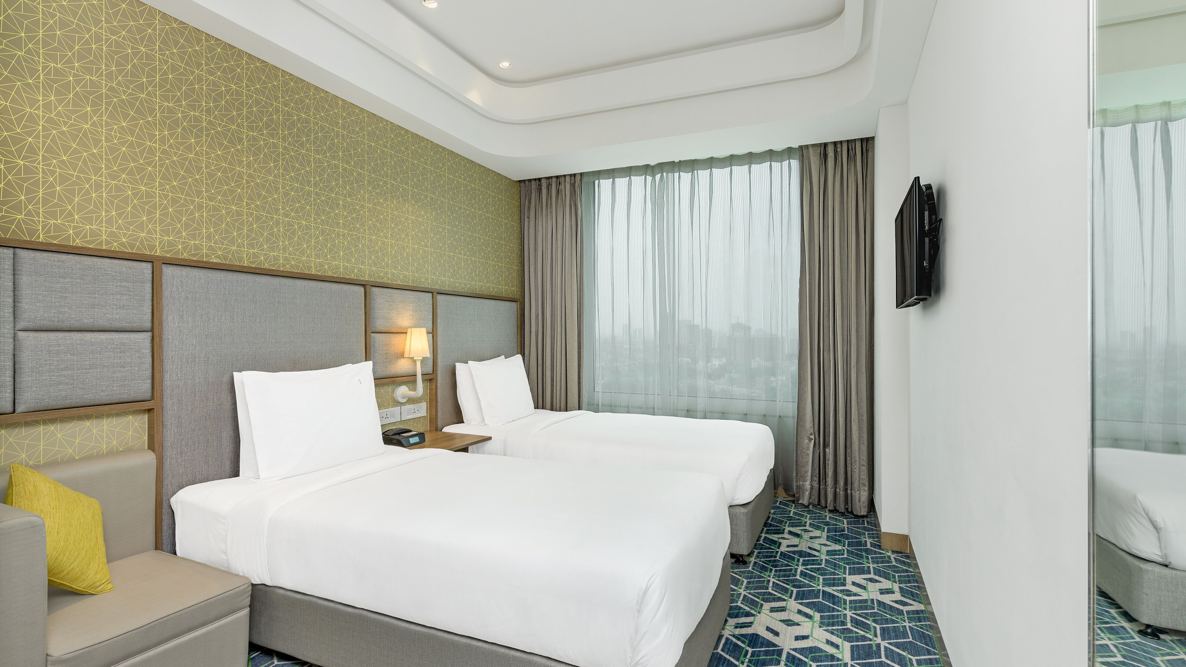 Seprai premium, busa memori, minibar, dan brankas