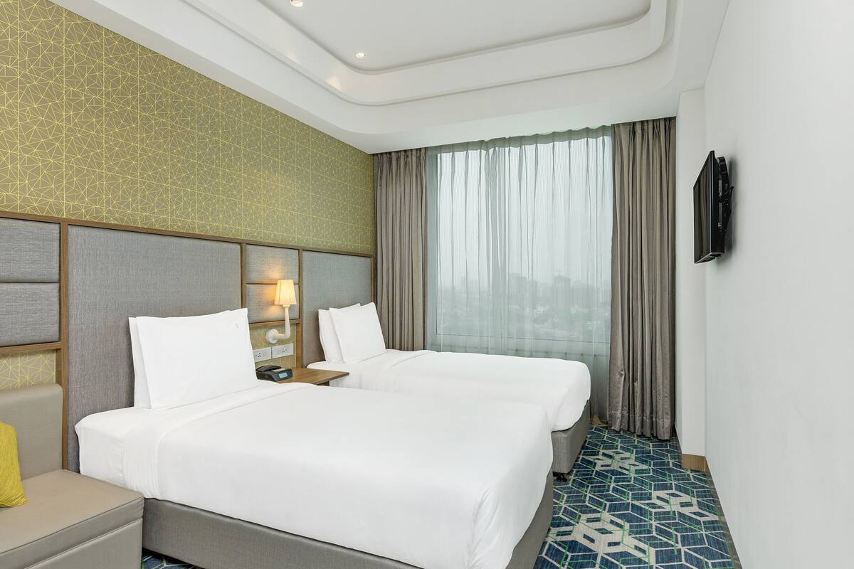 Bộ đồ giường cao cấp, nệm cao su hoạt tính (memory foam), minibar 