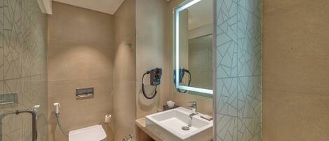 Un baño moderno con inodoro, bidé y lavabo.