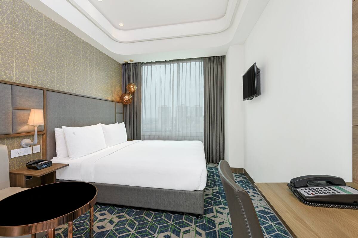 Bộ đồ giường cao cấp, nệm cao su hoạt tính (memory foam), minibar 