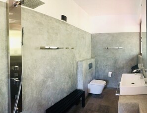 Shower, rainfall showerhead, towels - TROPICAL HOUSE Jungleside Villa (Hikkaduwa)
