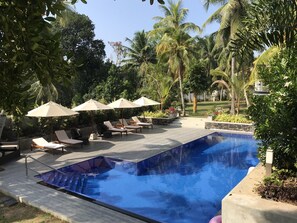Outdoor pool - TROPICAL HOUSE Jungleside Villa (Hikkaduwa)
