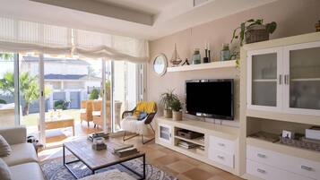 Televisie, een dvd-speler en een stereo