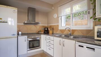 Een koelkast, een magnetron, een oven, een kookplaat