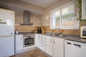Frigorifero, forno, piano cottura, lavastoviglie