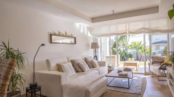 Een televisie, een dvd-speler en een stereo