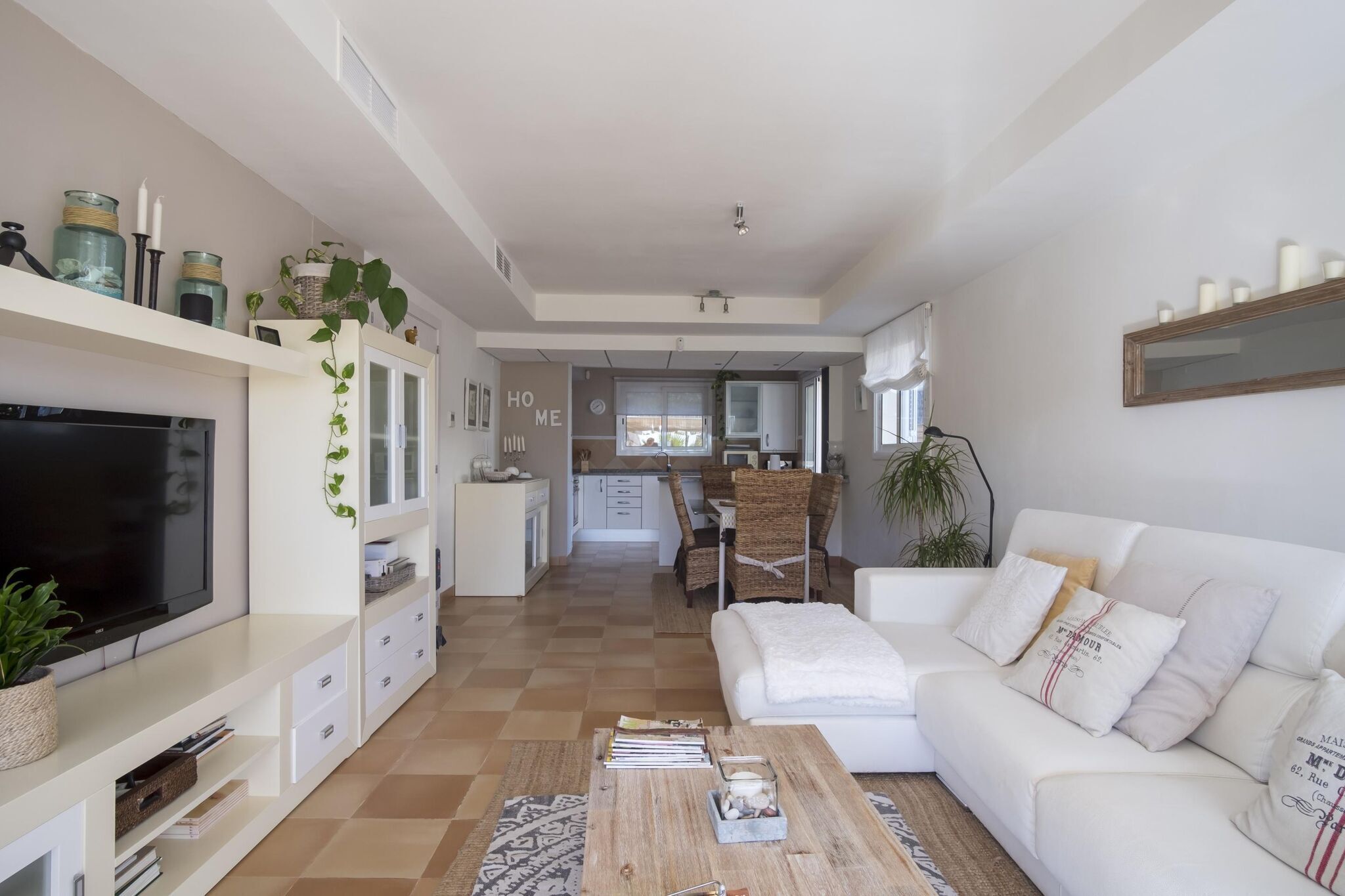 Télévision, lecteur de DVD, chaîne hi-fi