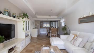 Een televisie, een dvd-speler en een stereo