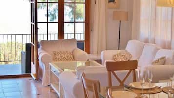 Een televisie, een open haard, een dvd-speler en een tafeltennistafel