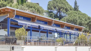 Un restaurant en bord de mer, avec une terrasse et vue sur l’océan.