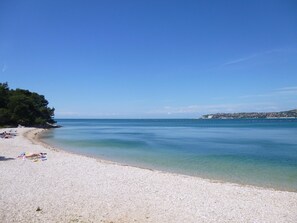 Una spiaggia nelle vicinanze, lettini da mare