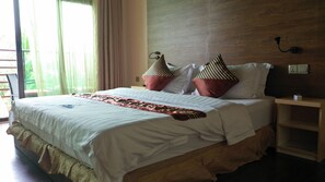 迷你吧、客房内保险箱、办公桌、笔记本电脑工作区