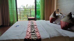 Minibar, in-room safe, desk, laptop workspace - Seashore Beach Inn (Maafushi)