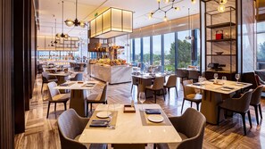 2 restaurants, breakfast, lunch, dinner served; Chinese cuisine