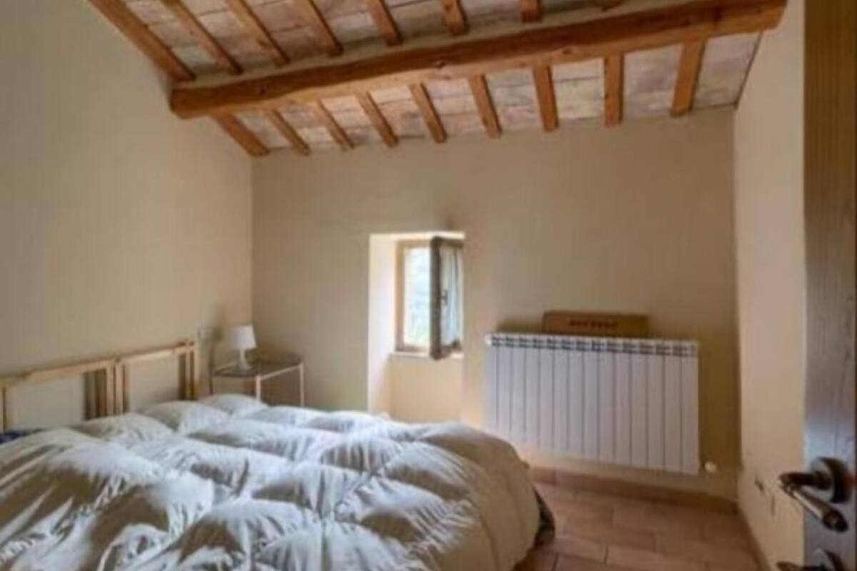 Bureau, lits bébé (gratuits), draps fournis