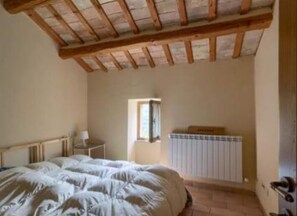 Desk, free cots/infant beds, bed sheets