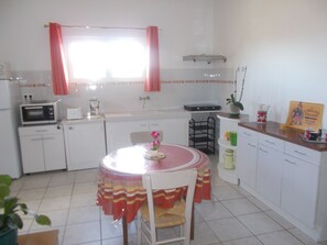 Micro-ondes, four, plaque de cuisson, cafetiĂšre/bouilloire