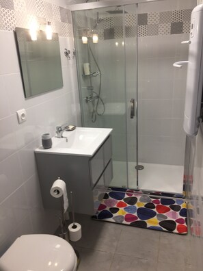 Dusche, Haartrockner, Bidet, Handtücher