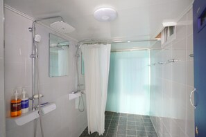 Dusche im Bad
