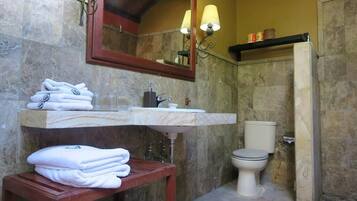 Hiustenkuivaaja, pyyhkeet, saippua, sampoo