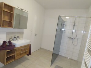 Shower, hair dryer, towels, soap - ODIN vacation apartment in the Harz Mountains near Bodetal | Balcony & WLAN (Thale)